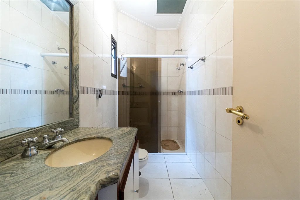 Casa à venda com 4 quartos, sendo 2 suítes, no condomínio Vila das Flores, São Paulo - SP