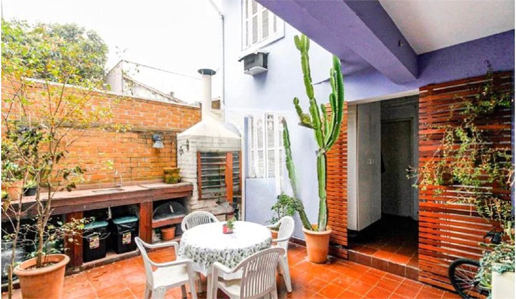 Sobrado à venda com 4 quartos, sendo 1 suíte, em Vila Cordeiro, São Paulo, SP