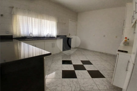 Casa à venda com 4 quartos, sendo 2 suítes, no condomínio Flamboyant, Atibaia - SP