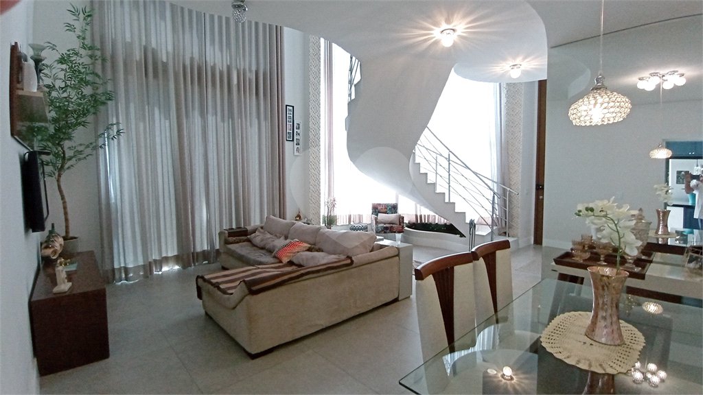 Casa à venda com 3 suítes no condomínio Vila do Sol, Valinhos - SP