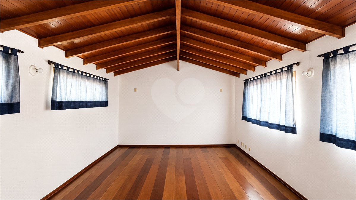 Sobrado à venda com 4 quartos, sendo 2 suítes, em Vila Pires, Santo André, SP