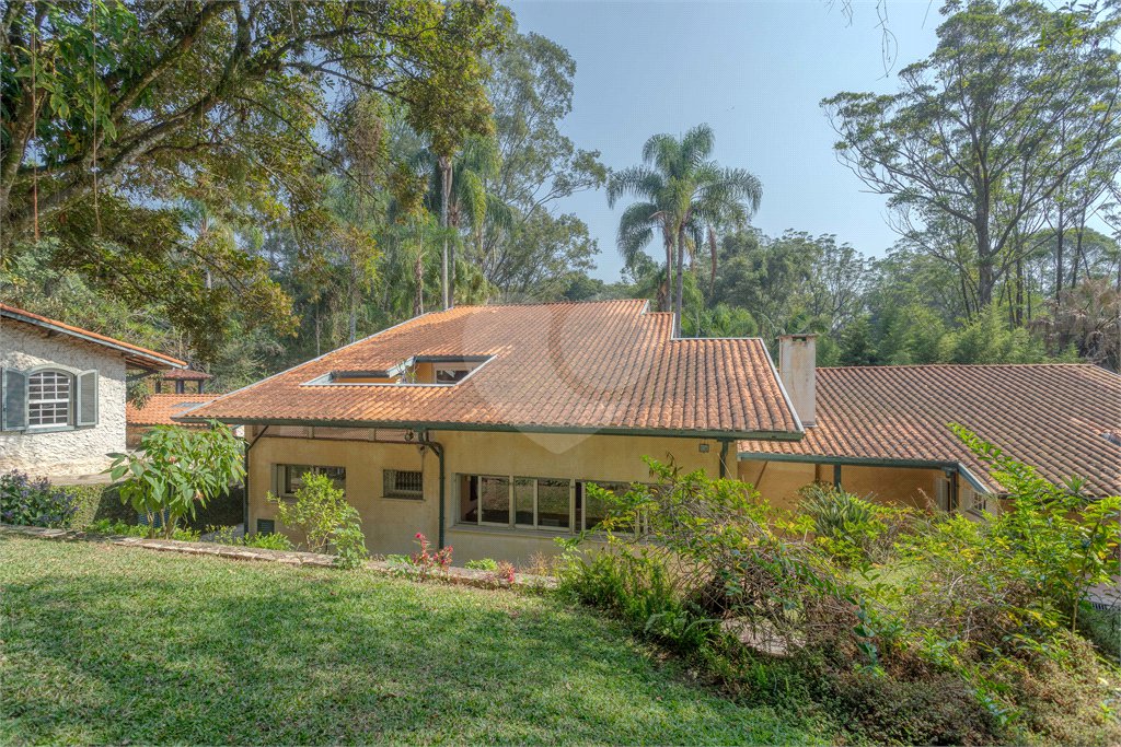 Casa à venda com 6 quartos, sendo 2 suítes, no condomínio Chácara Flora, São Paulo - SP