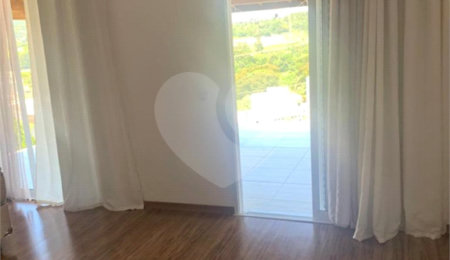 Casa à venda ou para alugar com 3 suítes no condomínio Serra da Estrela, Atibaia - SP