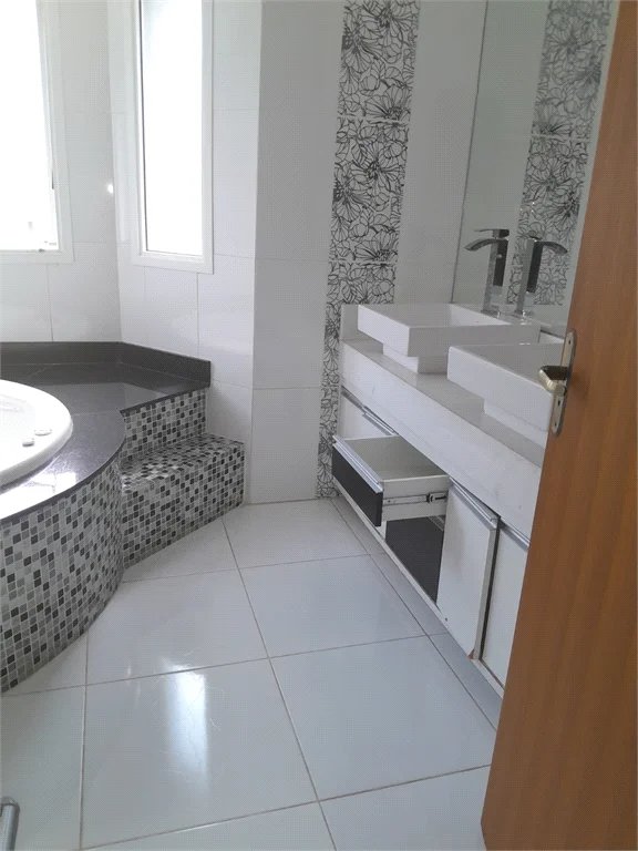 Casa à venda ou para alugar com 4 suítes em Chácaras São Carlos, Cotia, SP