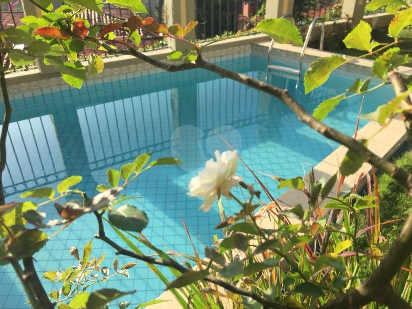 Casa à venda com 5 quartos, sendo 4 suítes, no condomínio Jardim Vitória Régia, São Paulo - SP