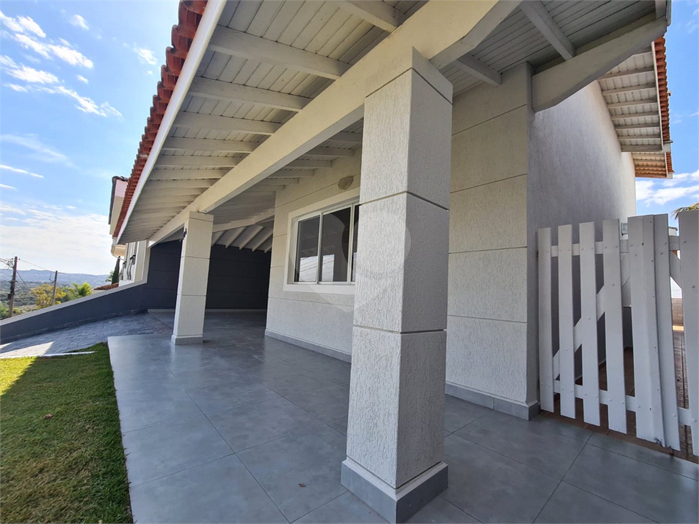Casa à venda com 3 quartos, sendo 2 suítes, no condomínio Terras de São Francisco, Vinhedo - SP