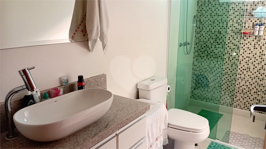 Sobrado à venda com 4 quartos, sendo 2 suítes,  em Vila Gilda, Santo André, SP