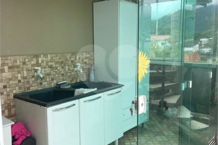 Sobrado à venda com 2 quartos, sendo 1 suíte, em Estância Balneária Hawai, Caraguatatuba, SP