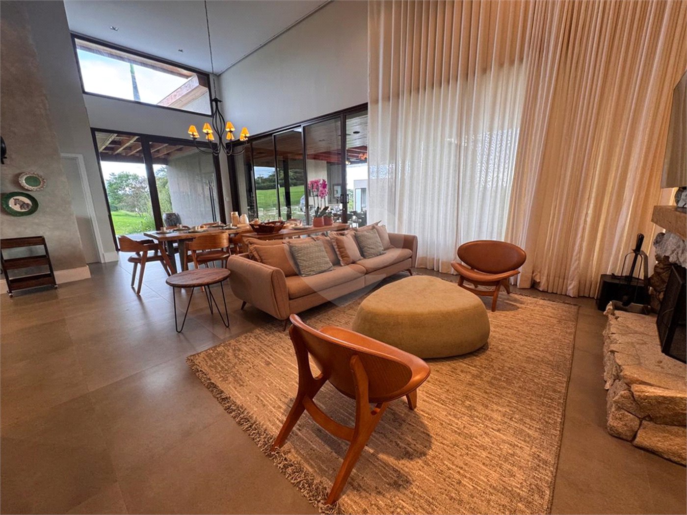 Casa à venda com 6 suítes no condomínio Vila Pinhal, Itirapina - SP