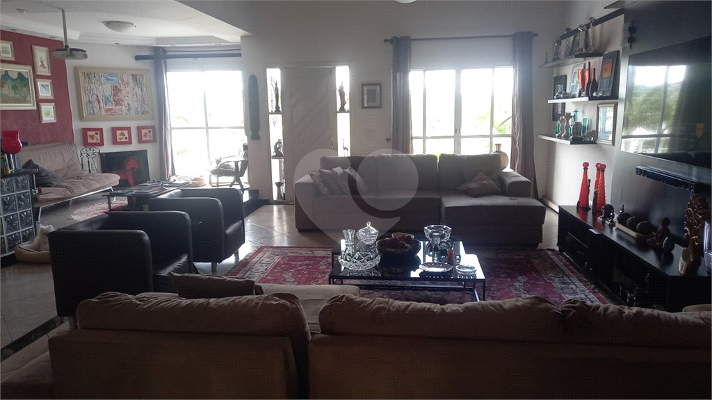Casa à venda com 3 quartos, sendo 2 suítes, em Jardim Imperial Hills III, Arujá, SP