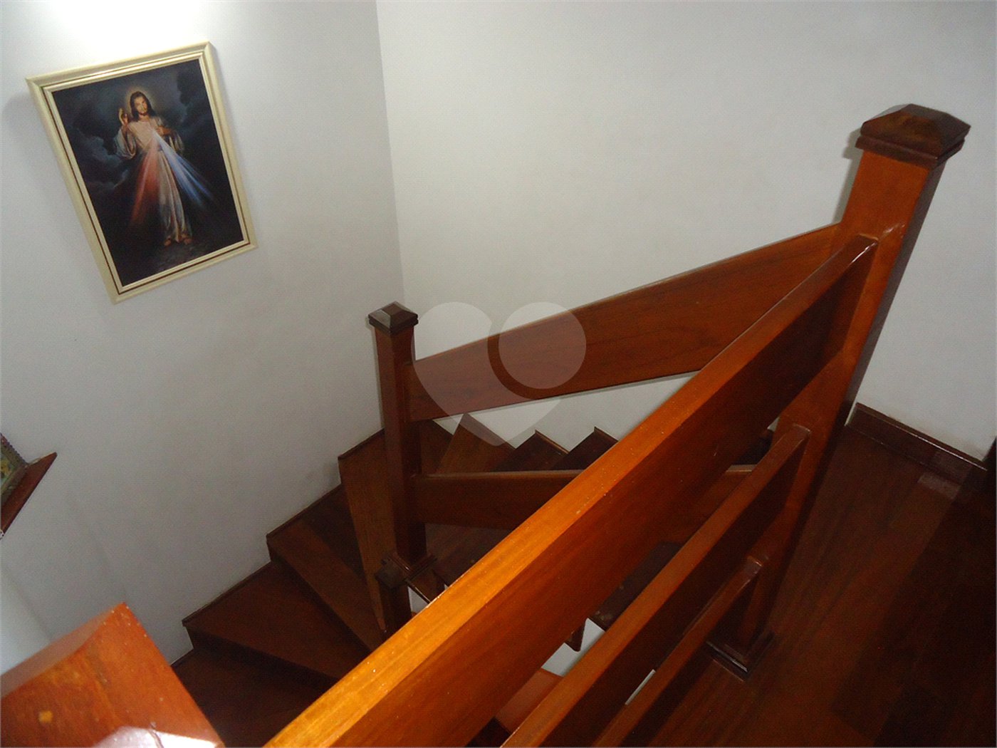 Sobrado com 4 quartos sendo 2 suítes.