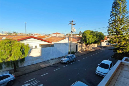 ?Oportunidade Única em São Carlos: Salão Comercial + Casa Independente nos Fundos – Ideal para Investidores!