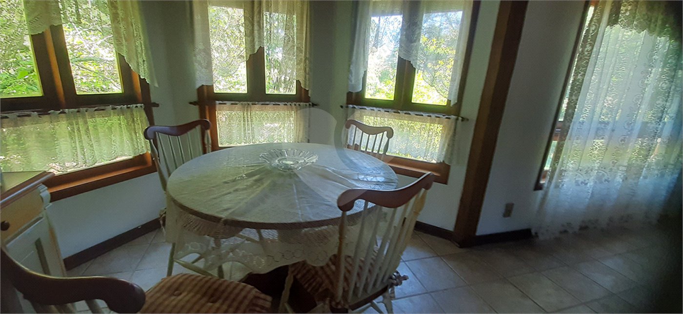 Sobrado à venda com 3 suítes em Serra da Cantareira, Mairiporã, SP
