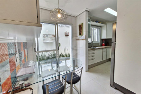 Casa à venda com 4 quartos, sendo 3 suítes,  no condomínio Le Lis Vert Village, São Paulo - SP