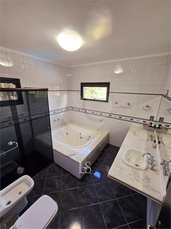 Indaiatuba- Vale das Laranjeiras - Vista dos fundos para o lago - Casa assobradada - 3 pisos, 4 quartos, 2 suítes, uma com hidro ,escritório, sala 3 ambientes, lareira, lavabo,cozinha ampla, despensa, lavanderia, churrasqueira, forno pizza, 6 wcs, piscina, jardim despensa, garagem, segurança