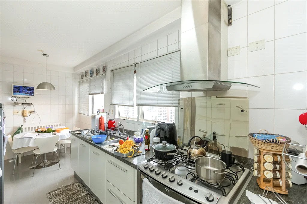 Apartamento à venda com 4 quartos, sendo 3 suítes, em Vila Andrade, São Paulo, SP