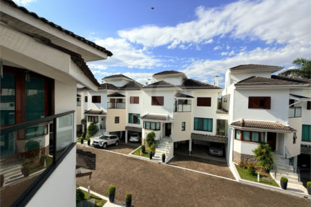 Casa à venda com 3 quartos, sendo 1 suíte, no condomínio Vila das Emboabas, São Paulo - SP