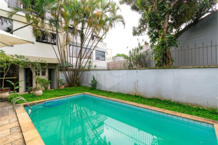 Casa à venda com 8 quartos, sendo 2 suítes, em Indianópolis, São Paulo, SP