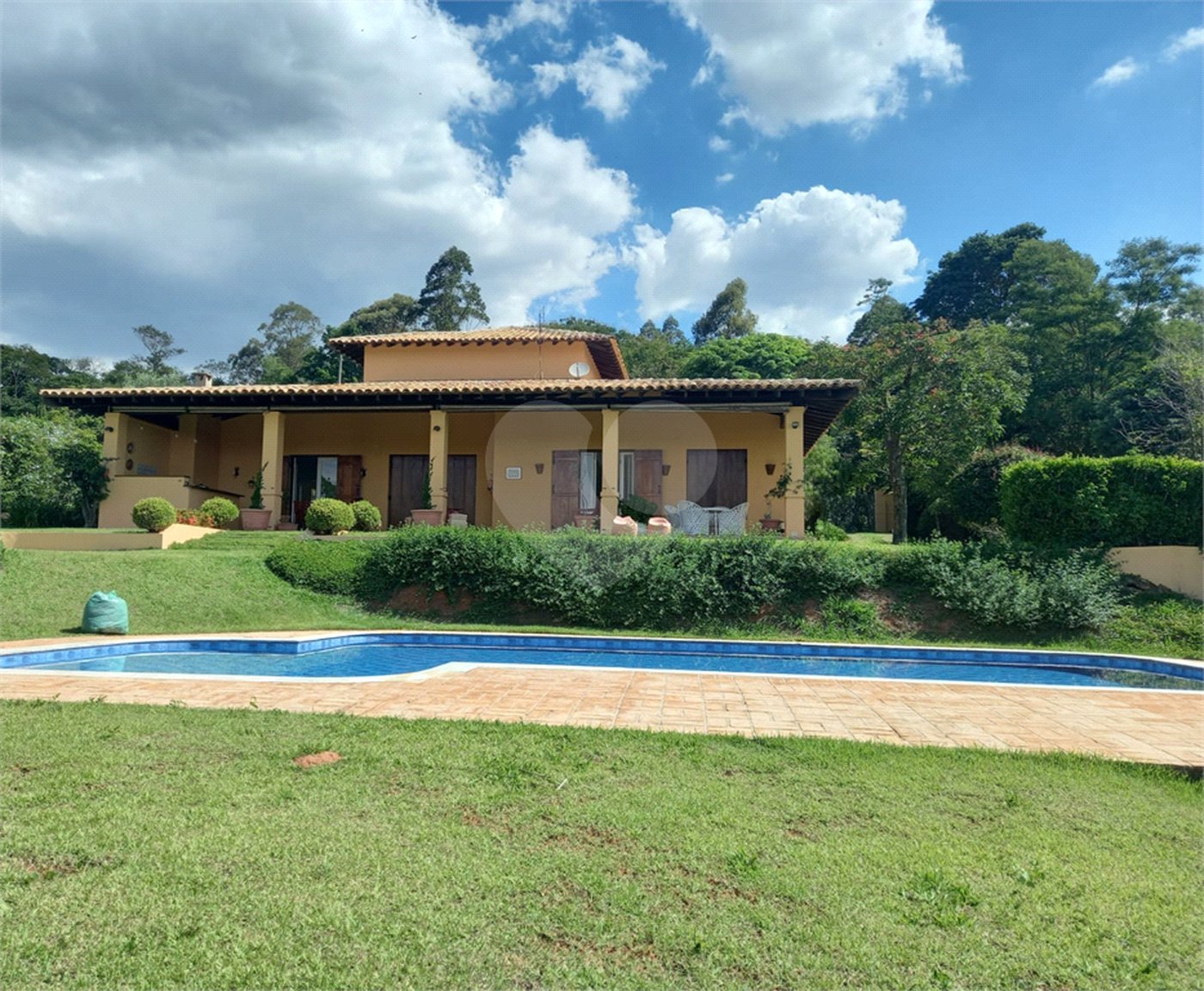 Casa à venda com 4 suítes no condomínio Vale da Santa Fé, Vinhedo - SP