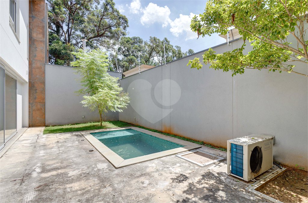 Casa à venda com 4 quartos, sendo 3 suítes, no condomínio Jardim Flora, São Paulo - SP