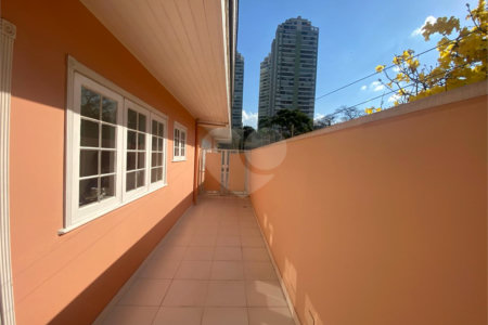Casa à venda com 4 quartos, sendo 3 suítes, em Jardim Maia, Guarulhos, SP