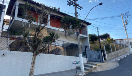 Casa à venda com 4 quartos, sendo 2 suítes,  no Centro, Serra Negra, SP