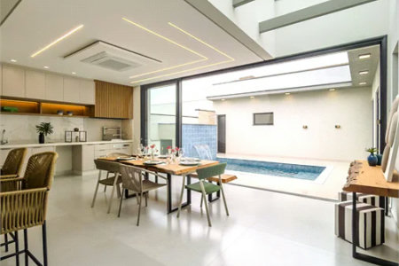Casa Térrea – Condomínio Maria Cândida - 300 m² de terreno - 212 m² de área construída - 4 vagas de garagem, sendo 2 cobertas - Sala de jantar e estar integradas, com pé-direito duplo e cortina - 3 suítes com ar-condicionado, sendo 1 master com closet – planejado – Roupeiro – Escritório - Cozinha
