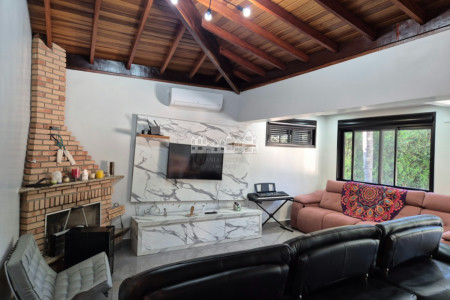 Casa Pé na Água em Atibaia com Acesso à Represa e Mais de 3.000 m² de Natureza
