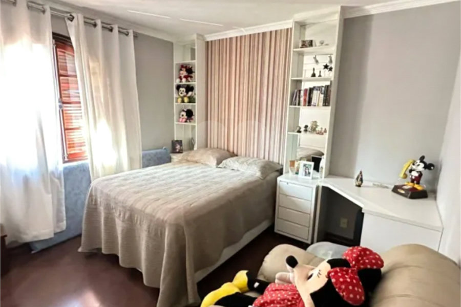 Sobrado à venda com 4 quartos, sendo 1 suíte, em Jardim Regina, São Paulo, SP