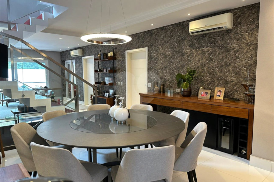 Linda casa a venda no Condomínio Reserva Nova Cantareira. Decoração Moderna ! Imóvel com 3 suítes completas, 6 vagas de garagem.