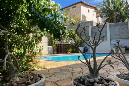 Casa à venda com 3 quartos, sendo 1 suíte, com vista deslumbrante em Recreio Maristela, Atibaia