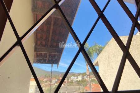 Casa à venda com 3 quartos, sendo 1 suíte, com vista deslumbrante em Recreio Maristela, Atibaia