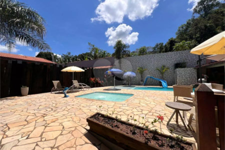 Chácara com excelente infraestrutura, contendo casa com 8 dormitórios, 900 m² de área construída, área total de 3000m², piscina adulto e infantil, churrasqueira, quadra gramada de futebol - Rio Acima - Atibaia/SP 900 m² Área construída 3.000 m² Área do terreno