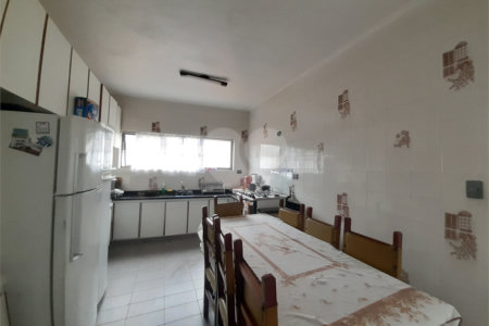 Vende-se: Sobrado no Cursino/Ipiranga, 2 Quartos, 2 Salas, 8 vagas de garagem!
