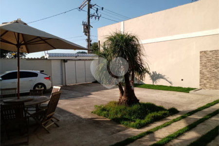 Casa à venda com 4 quartos, sendo 1 suíte, no condomínio Monte Líbano, Rio de Janeiro - RJ
