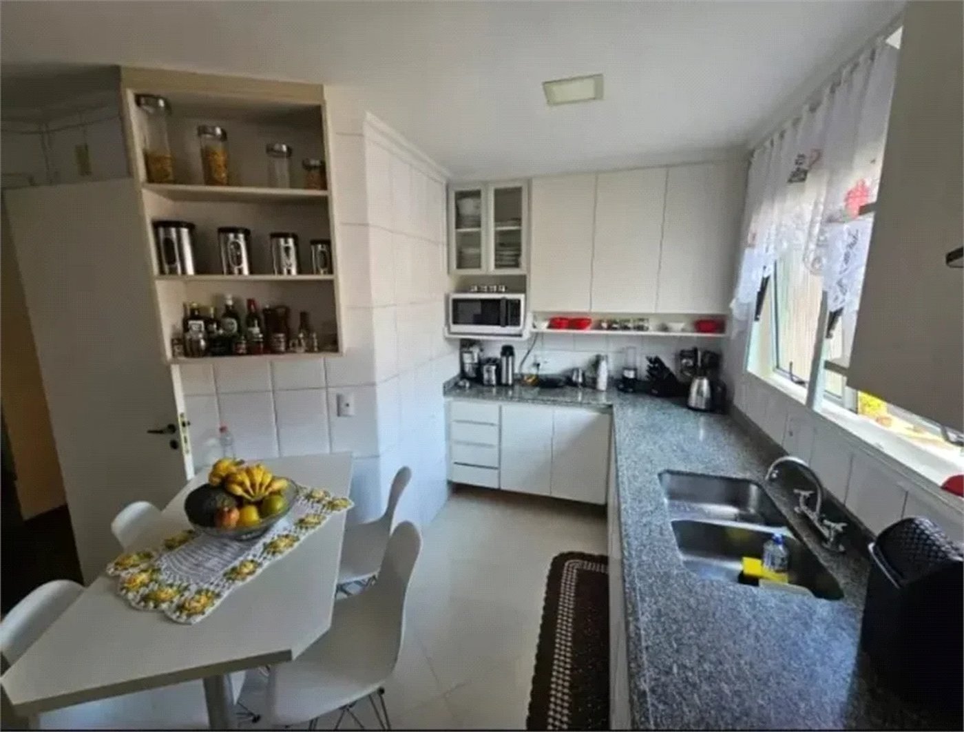 Casa à venda com 3 quartos, sendo 2 suítes, no condomínio Vila Borghese, São Paulo - SP
