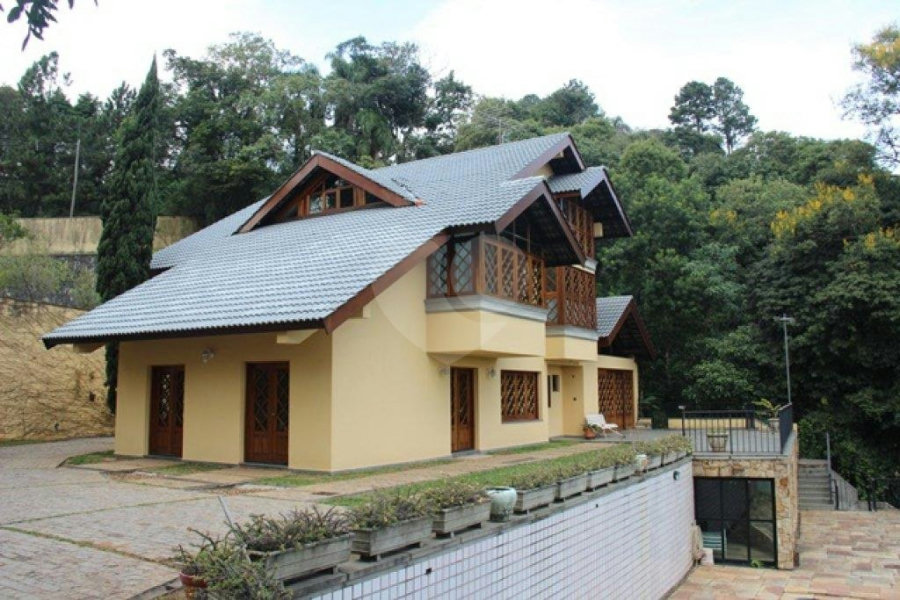 Sobrado à venda com 7 quartos, sendo 5 suítes, no Centro, Mairiporã, SP