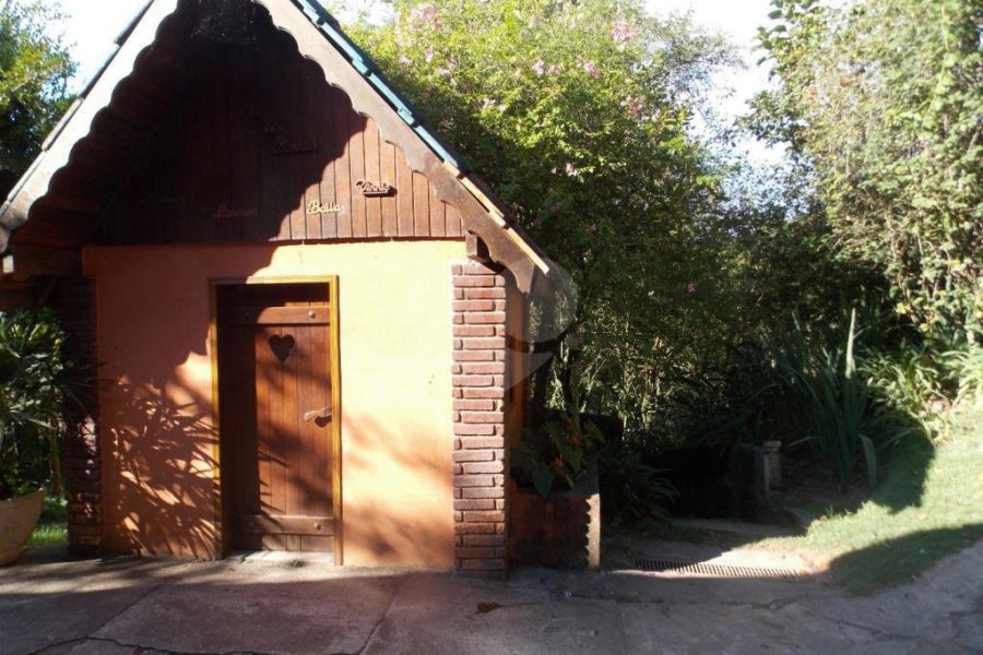 Sobrado à venda com 6 quartos, sendo 4 suítes, em Parque Petrópolis, Mairiporã, SP