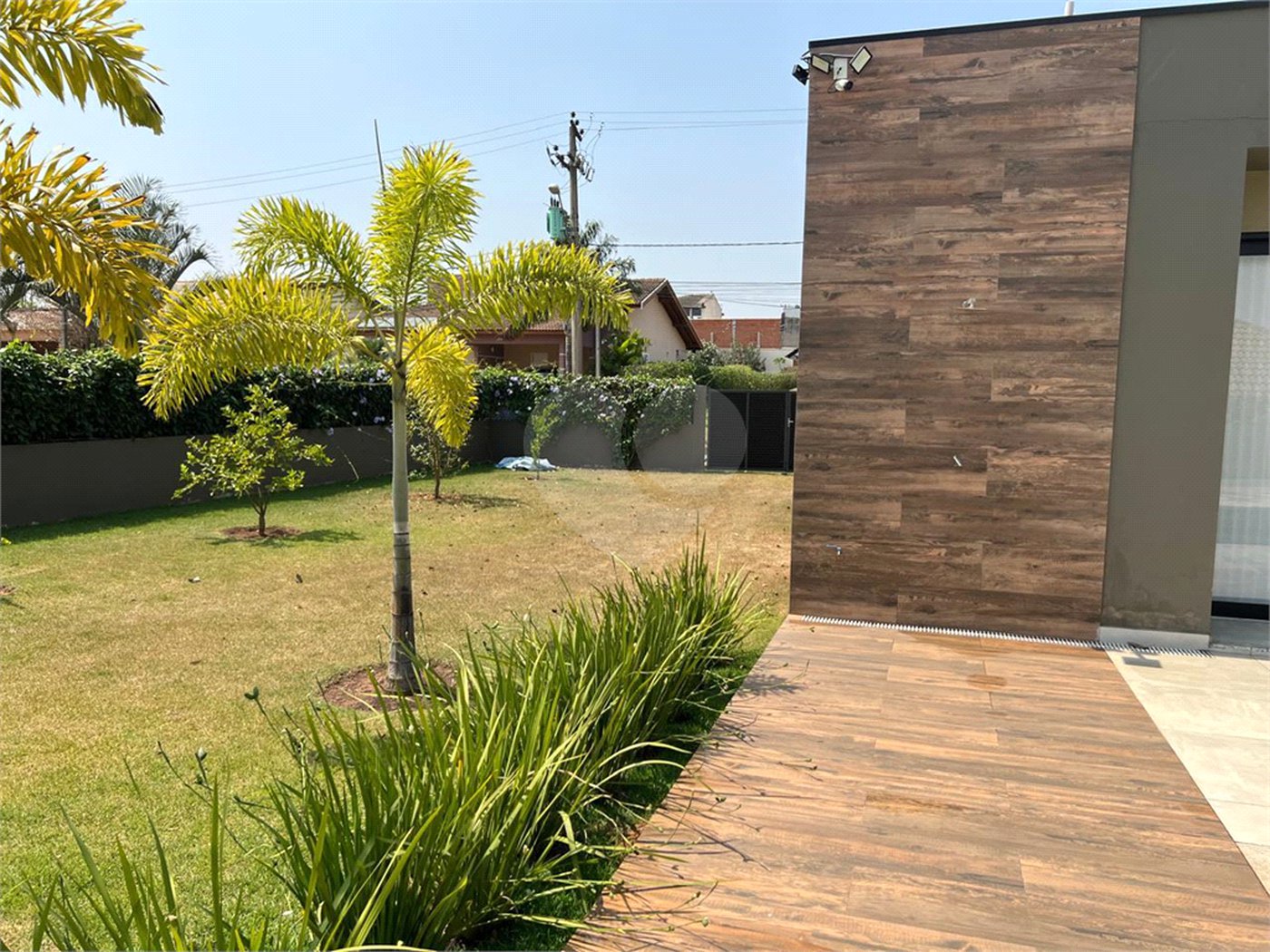 Casa à venda com 5 quartos, sendo 4 suítes, no condomínio Terras de Mont Serrat, Salto - SP