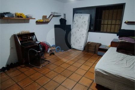 Casa à venda na Vila Mariana de 300 metros quadrados, com 3 dormitórios, 1 suíte e 2 vagas.