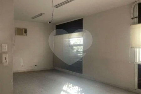 Casa comercial com 300m², 5 quartos, 2 vagas, para locação no Campo Belo!