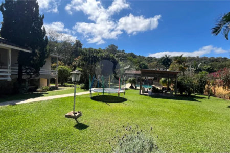 Residência térrea com 05 dormitorios, sendo 03 suítes, piscina e vagas para autos em Atibaia sp