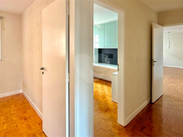 Apartamento à venda com 3 quartos, sendo 1 suíte,  em Moema, São Paulo, SP