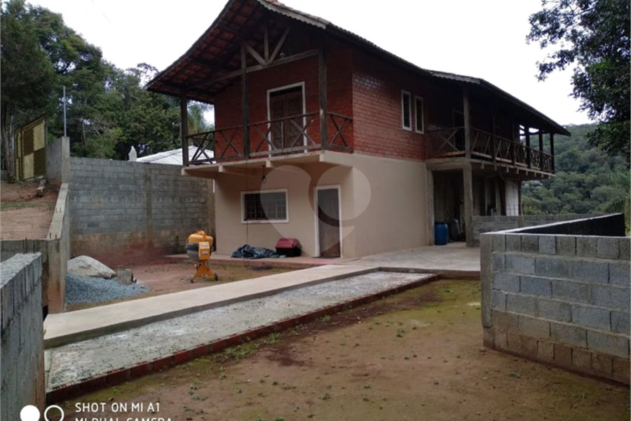 Sobrado à venda com 4 quartos, sendo 3 suítes, em Serra da Cantareira, Mairiporã, SP