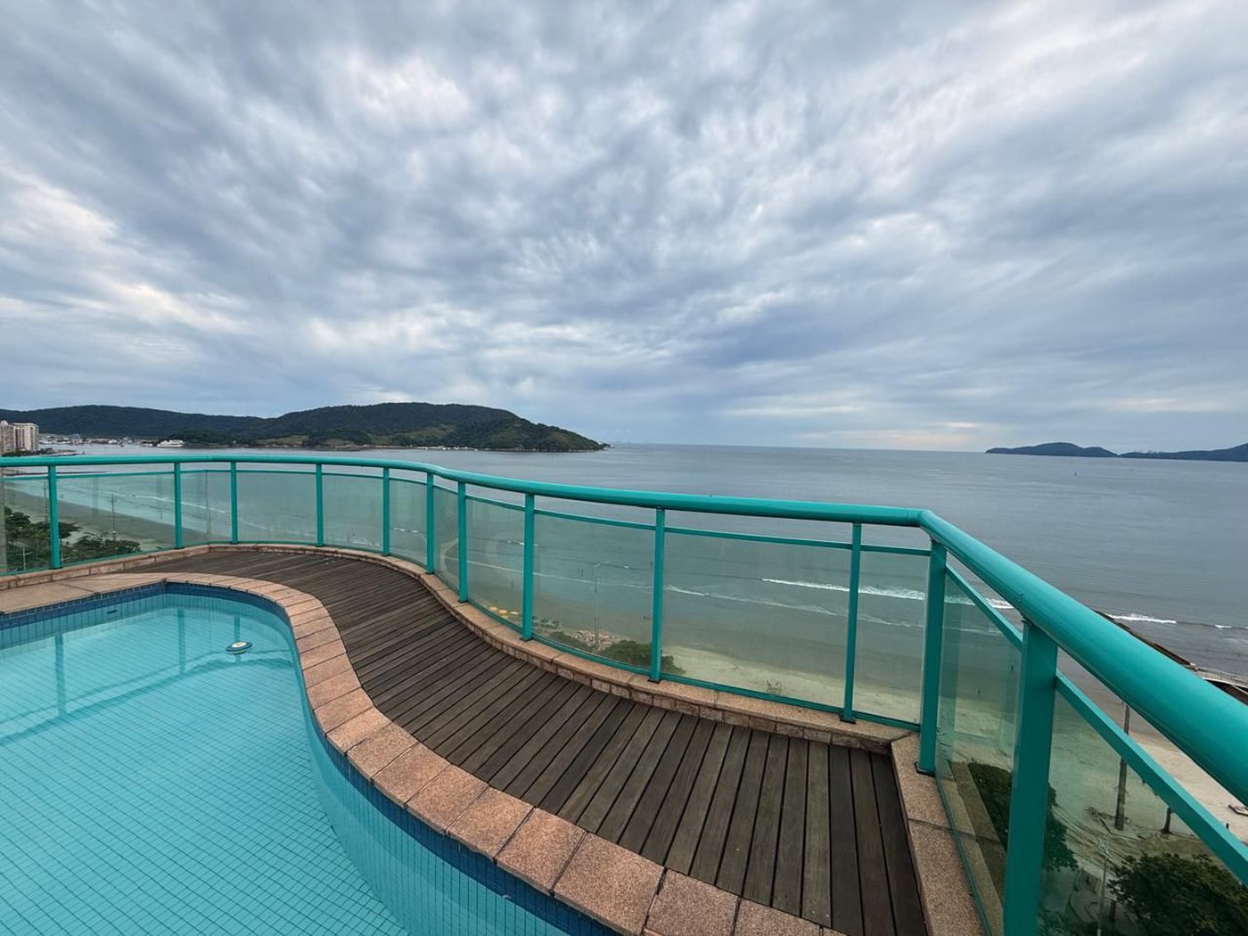 Apartamento Alto Padrão Frente Mar com 4 Dormitórios, 3 Suítes e 3 Vagas na Orla de Santos