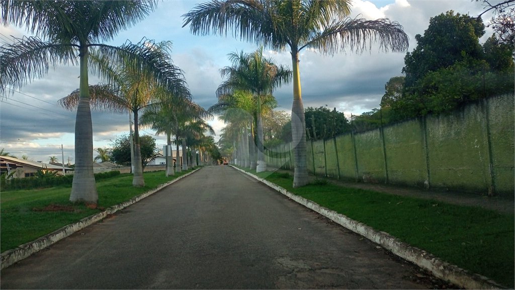 Casa à venda com 4 quartos, sendo 1 suíte,  no condomínio Village da Serra, Araçoiaba da Serra - SP