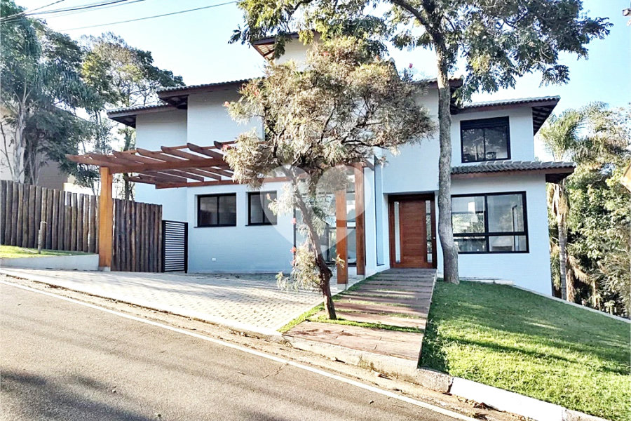 Casa à venda com 4 quartos, sendo 3 suítes, no condomínio Cantareira, Mairiporã - SP