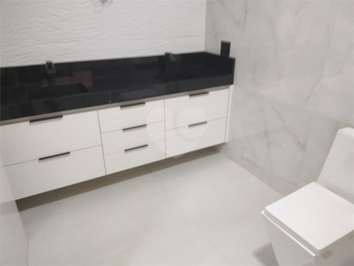 Casa à venda com 3 quartos, sendo 1 suíte,  no condomínio Madre Maria Vilac, Valinhos - SP