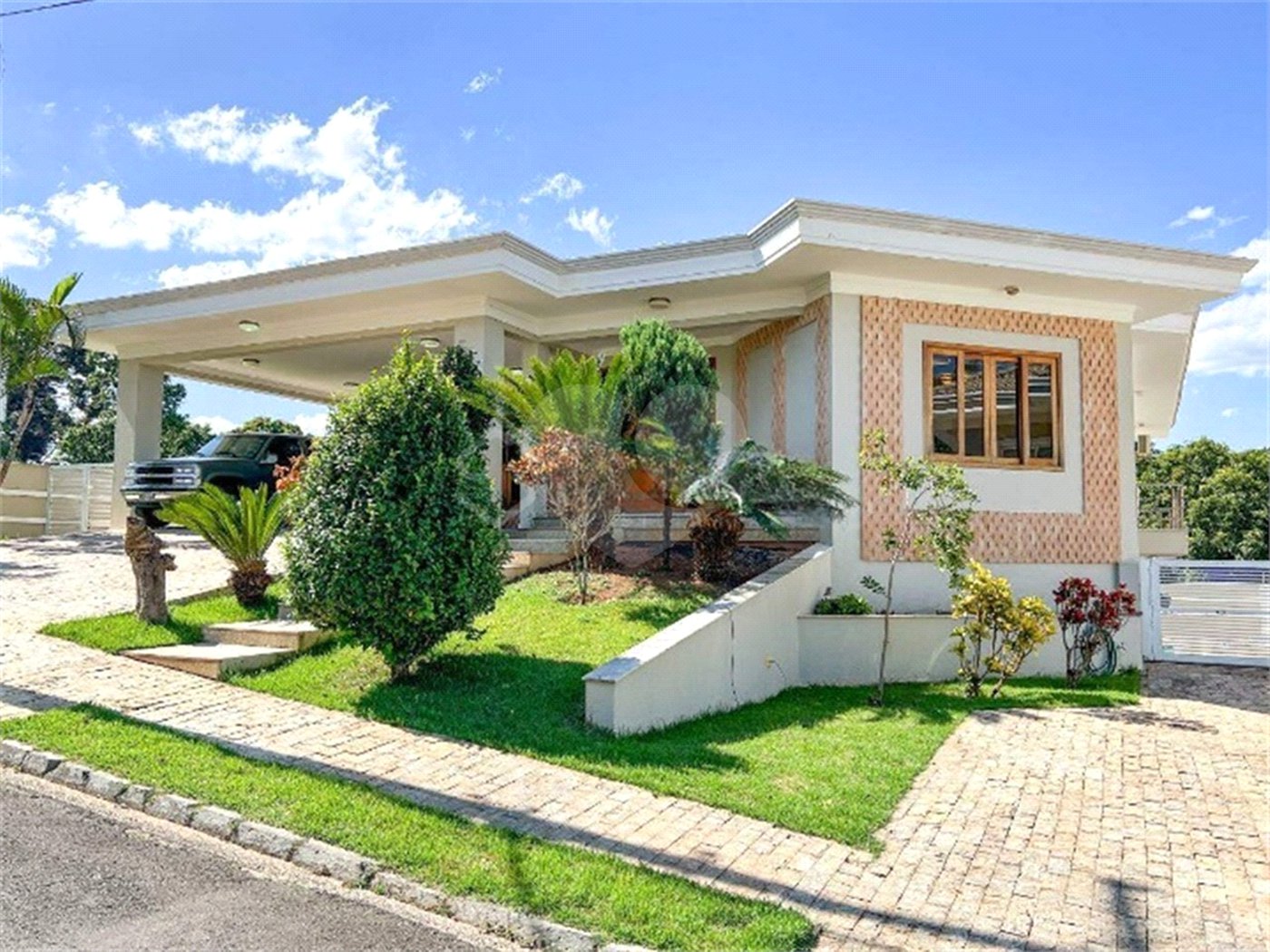 Casa à venda com 3 suítes no condomínio Portal do Lago, Valinhos - SP