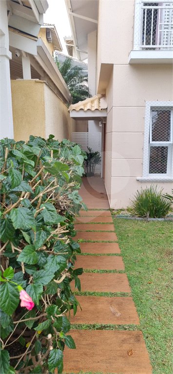 Casa à venda com 4 quartos, sendo 2 suítes, no condomínio Casas de Windsor, São Paulo - SP